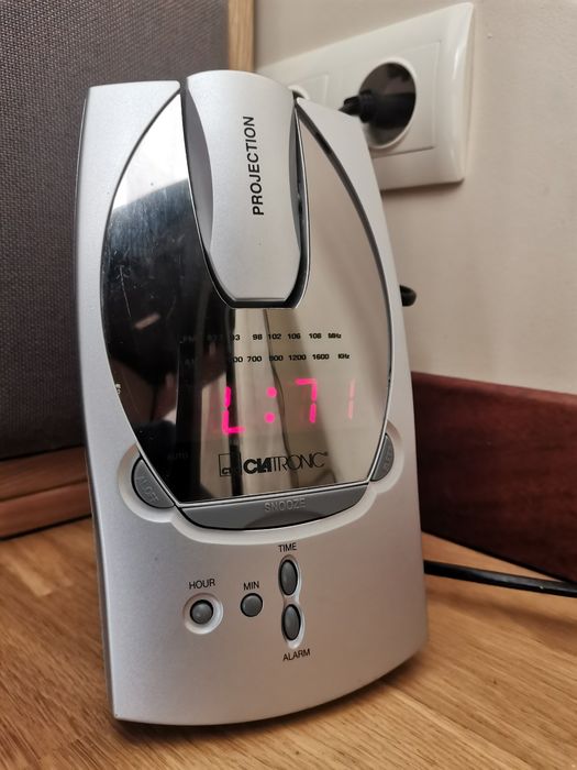 Clatronic MRC 665 P радіо-годинник із функцією проєкції часу.
