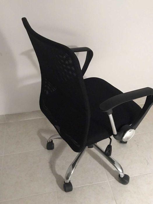 Cadeira de escritório preta.