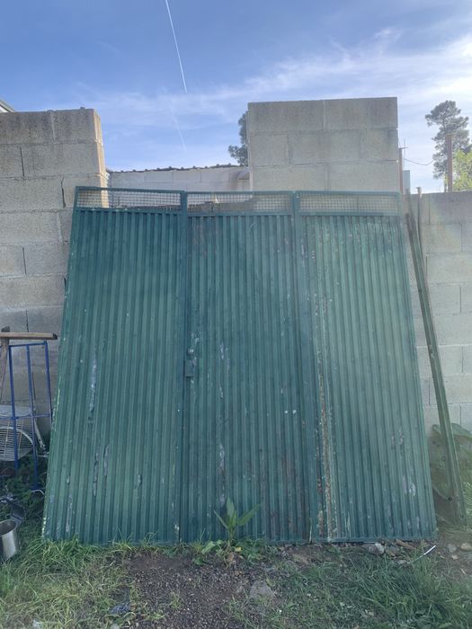 Vendo portão medidas 2.20 de cumprimento por 2.20 de altura