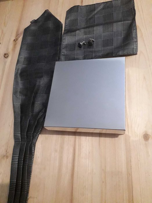 Elegancki zestaw fular, poszetka spinki pudełko prezentowe 100% jedwab