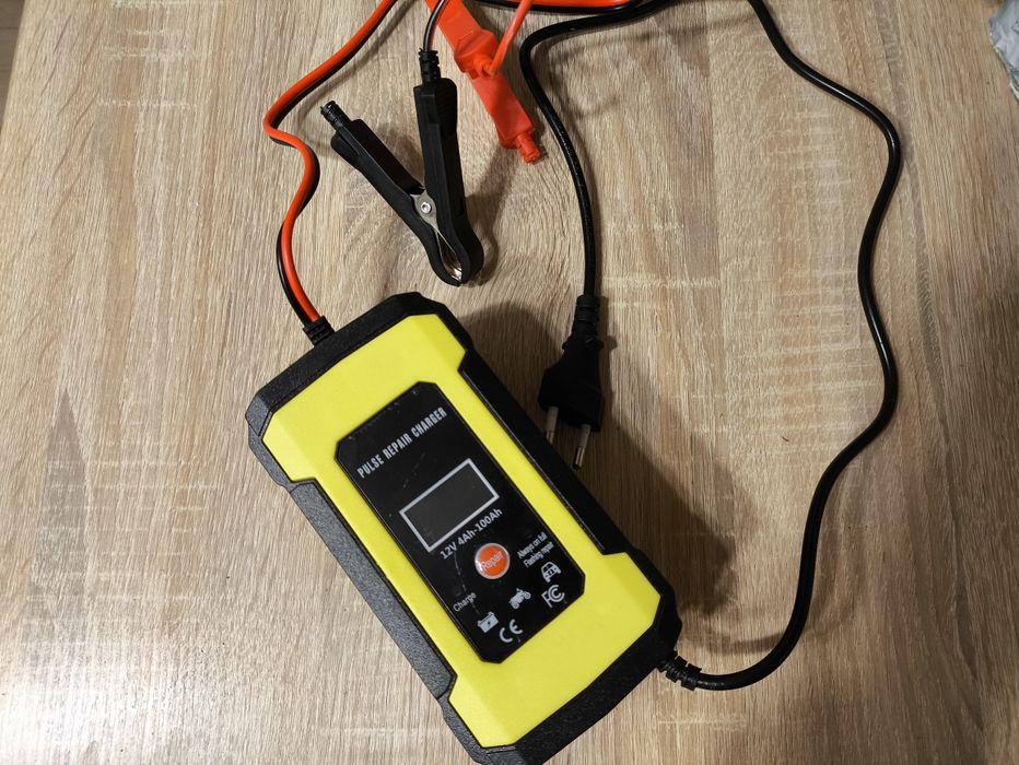 Продам Зарядний пристрій для акумуляторів автомобіля 12В/6А,