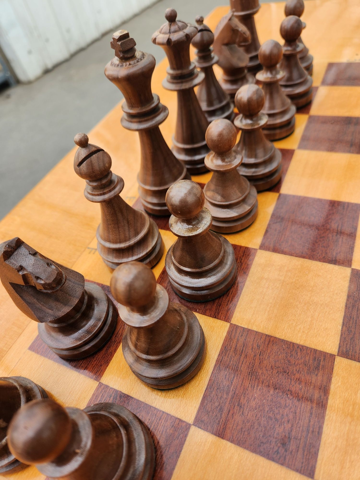 Шахматный стол с шахматами