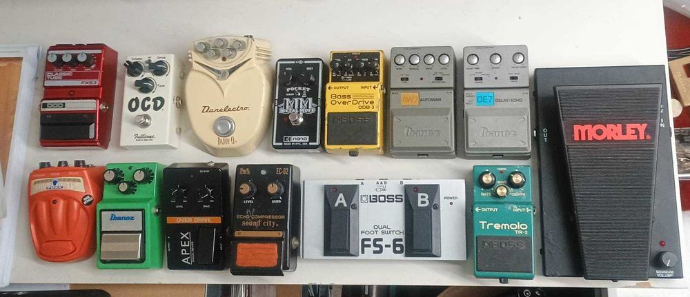 Varios pedais guitarra