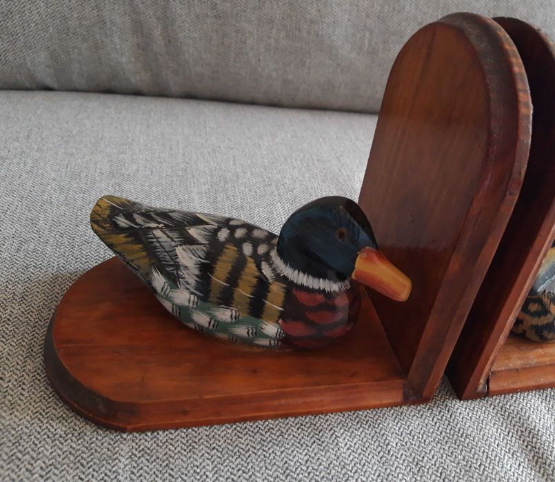 2 porta livros em madeira maciça pintado a mão