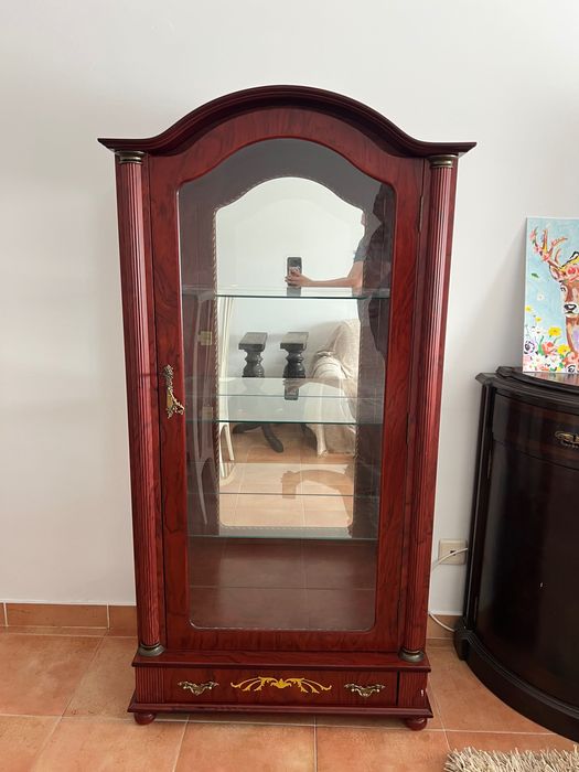 Móvel de madeira e vidro