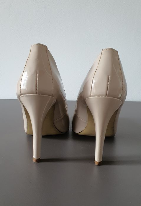 Beżowe lakierowane buty Reserved na obcasie r. 37