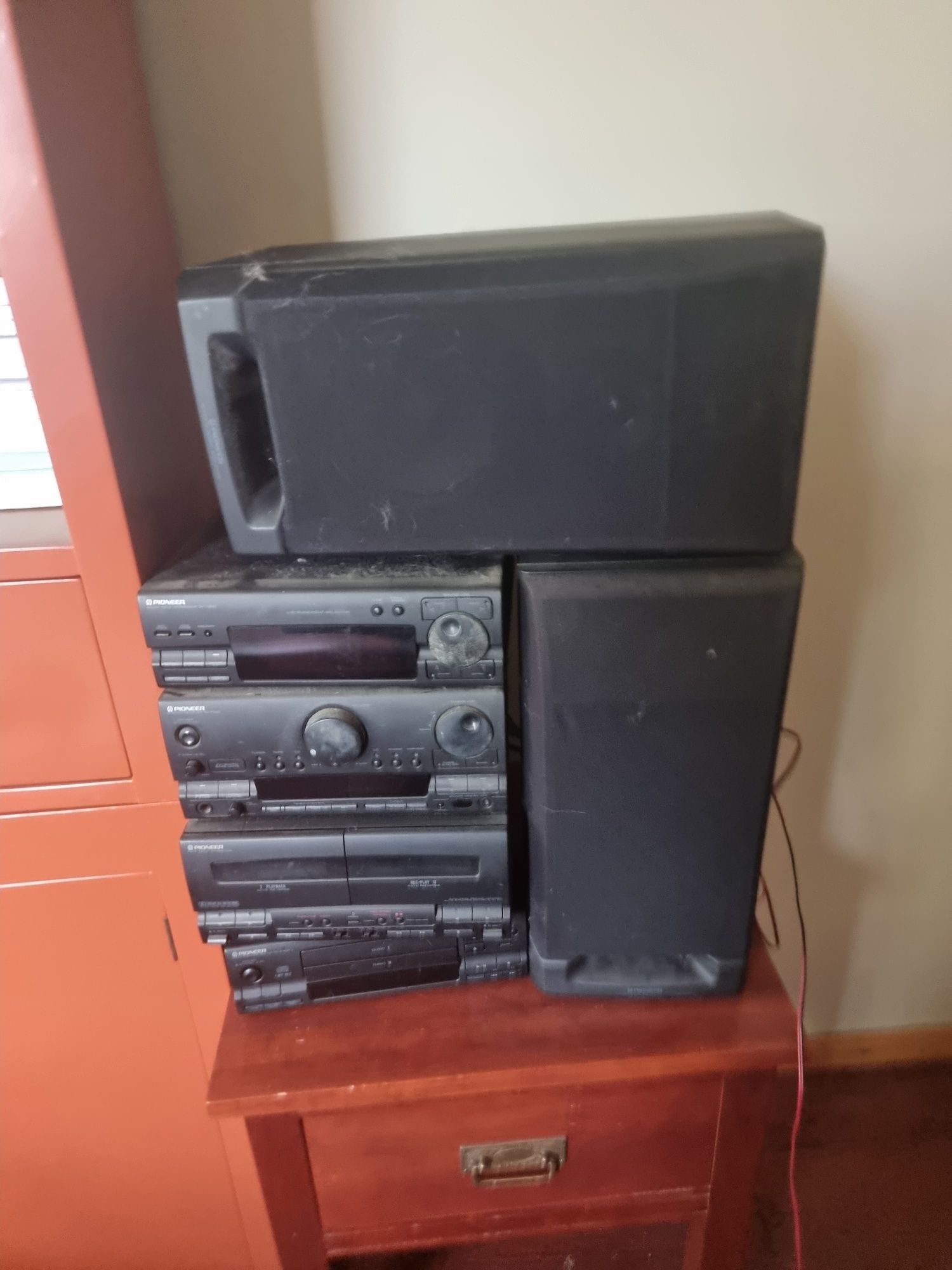 Amplificador, leitor de cds, rádio e colunas