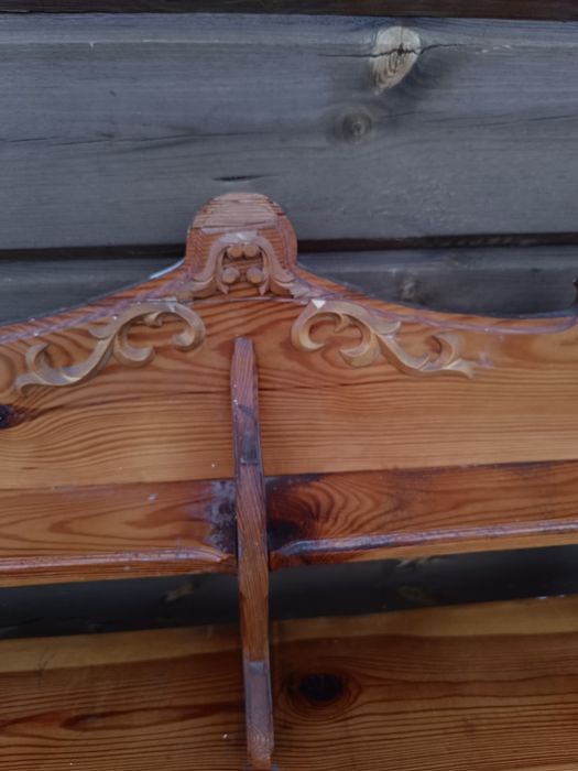Drewniana półka z rzeźbionymi ornamentami