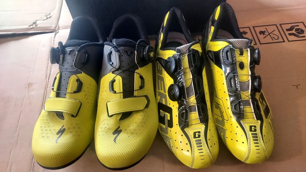 Equipamentos de ciclismo novos e sapatos de Ciclismo