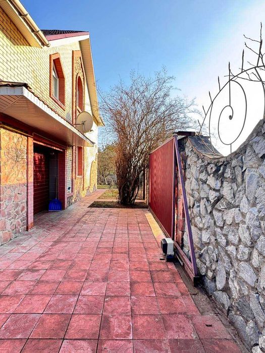 Продаж будинку з басейном. Без %
с.Чайки 
5 км до метро Житомирська