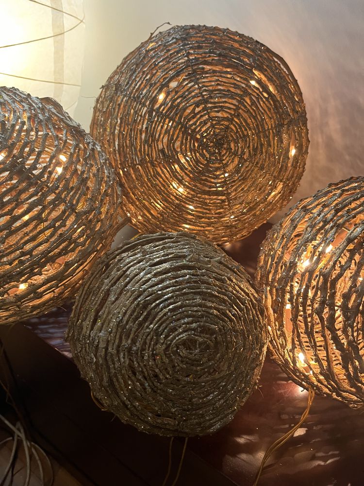 4 bolas grandes com brilho e leds