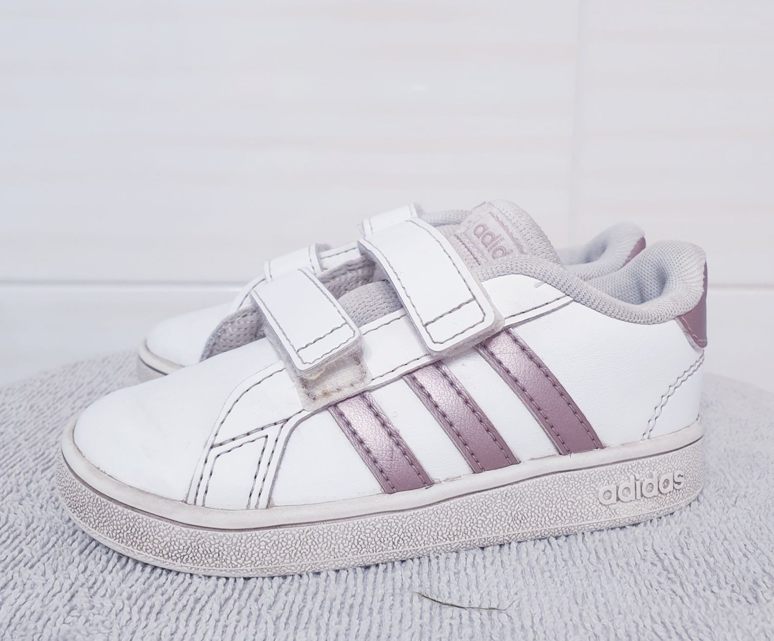 Białe sneakersy dziecięce adidas Grand Court
