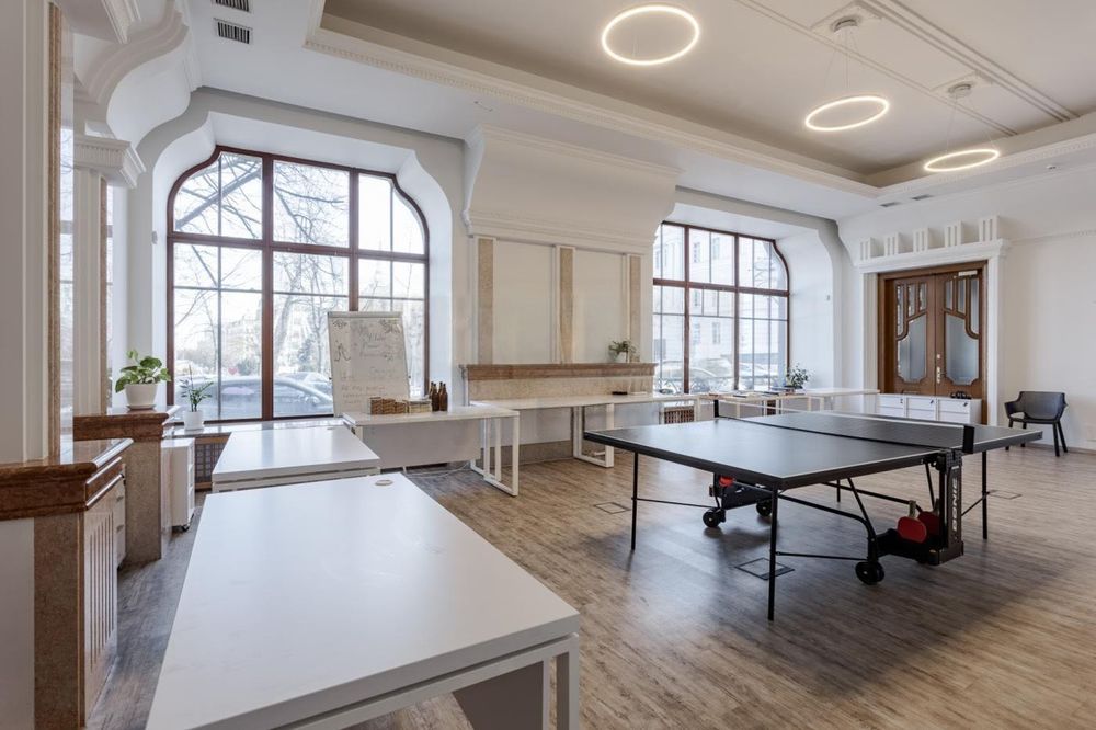 Оренда статусної будівлі в центрі — 2348 м², метро 3 хв
