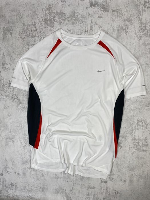 Nike Performance Dri-FIT: Легка Бігова Футболка з Дизайном