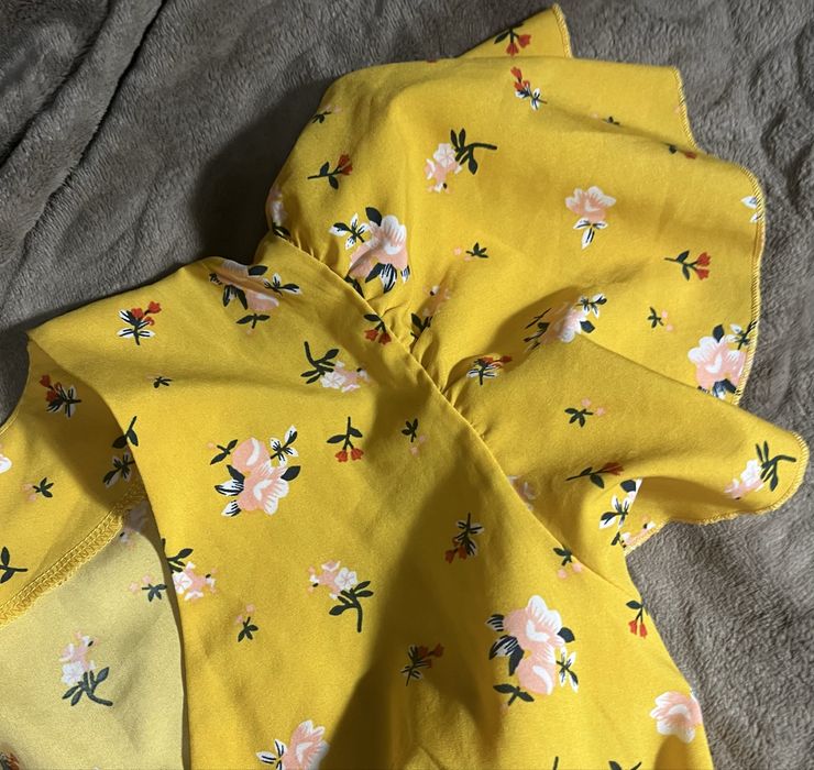 Жовта, легка сукня з квітковим принтом