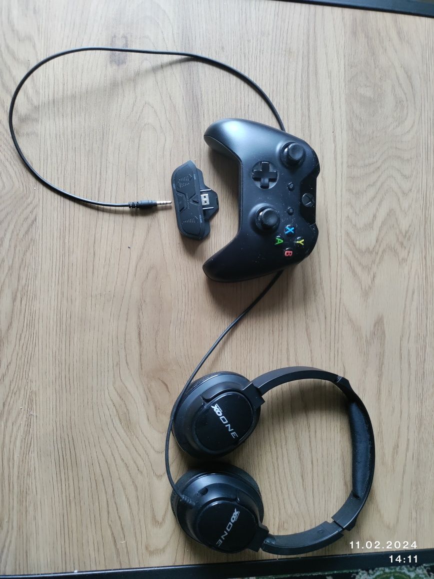 Xbox One + pad + kontroler audio + słuchawki + gry