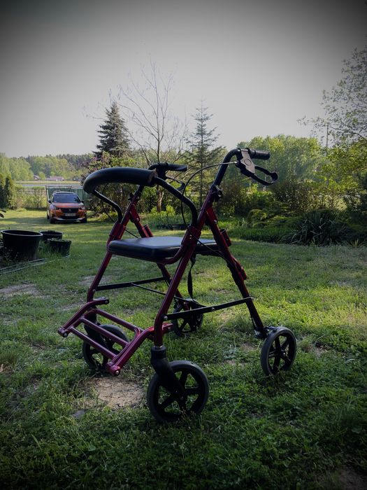 Balkonik, chodzik regabilitacyjny z siedziskiem