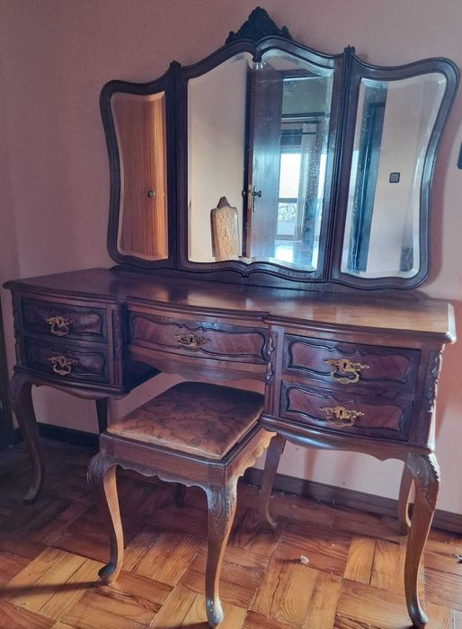 Mobília antiga de quarto