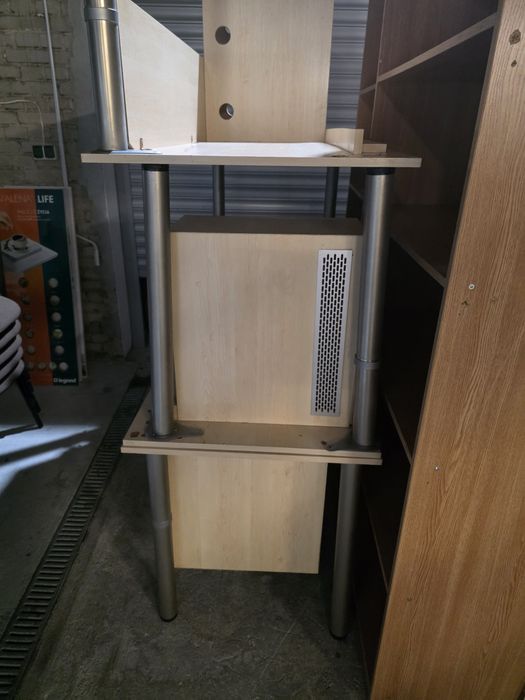 Tanie biurko z miejscem na komputer