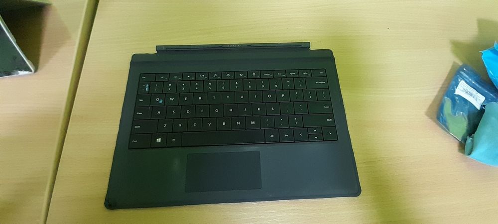 i7 6650u 8/256 Surface pro 4 1724