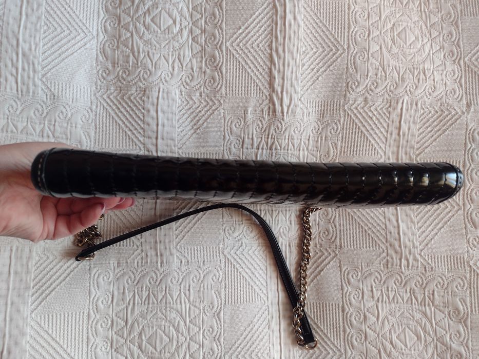 Czarna lakierowana torebka Mohito