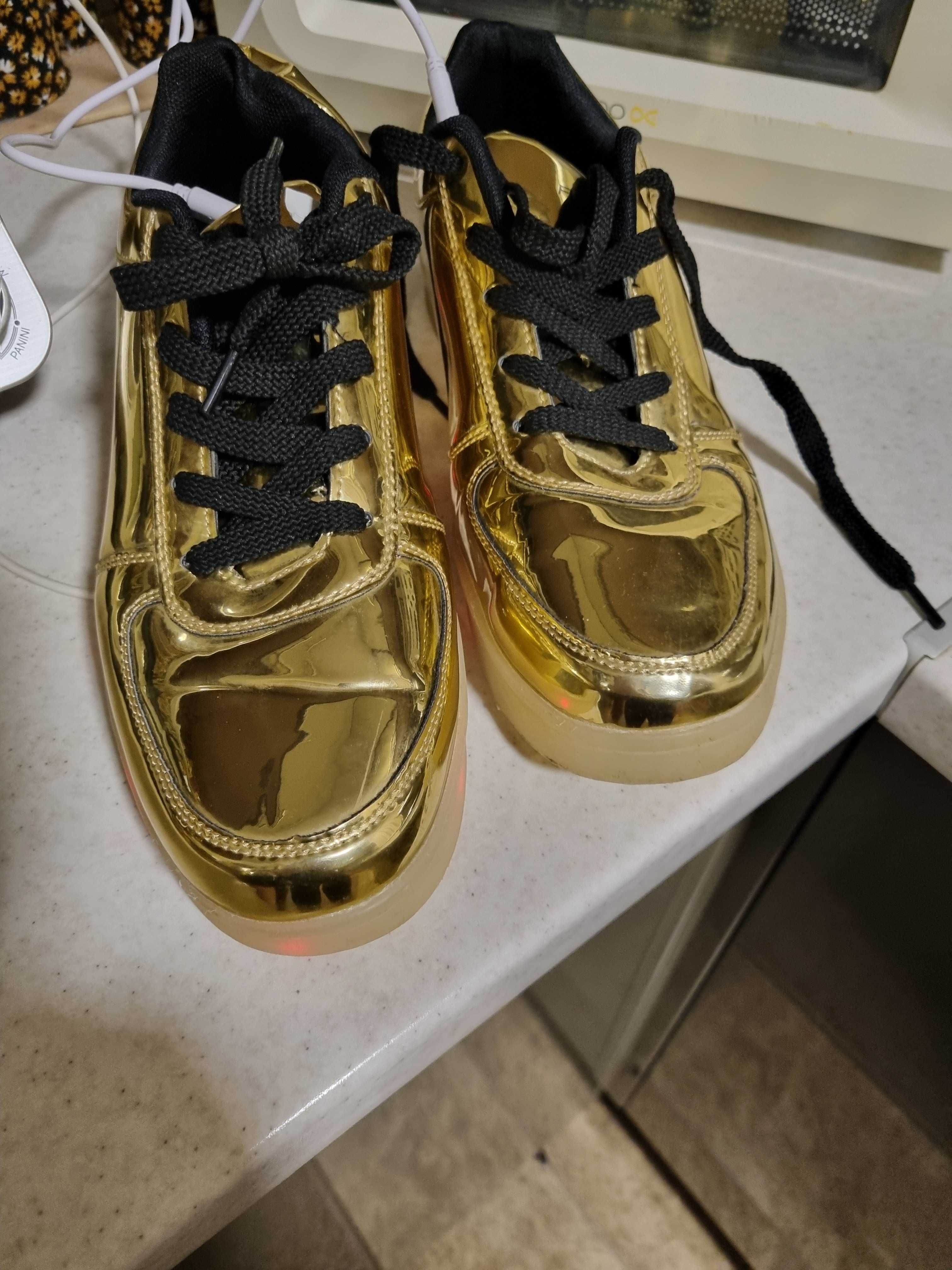 Золоті кросівки світящі
