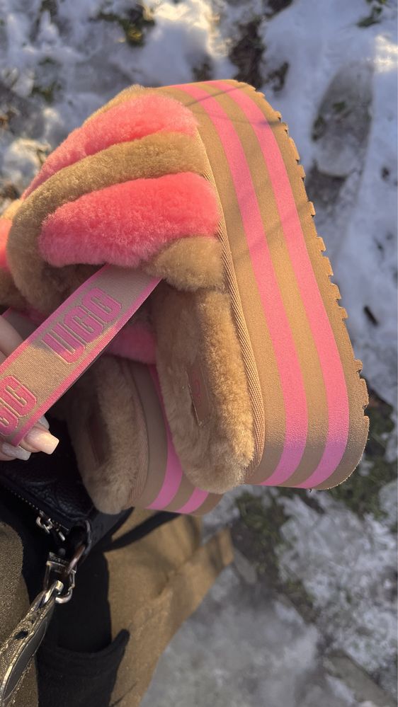 Оригінальні босоніжки ugg на платформі