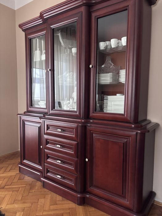 Zastaw drewnianych mebli