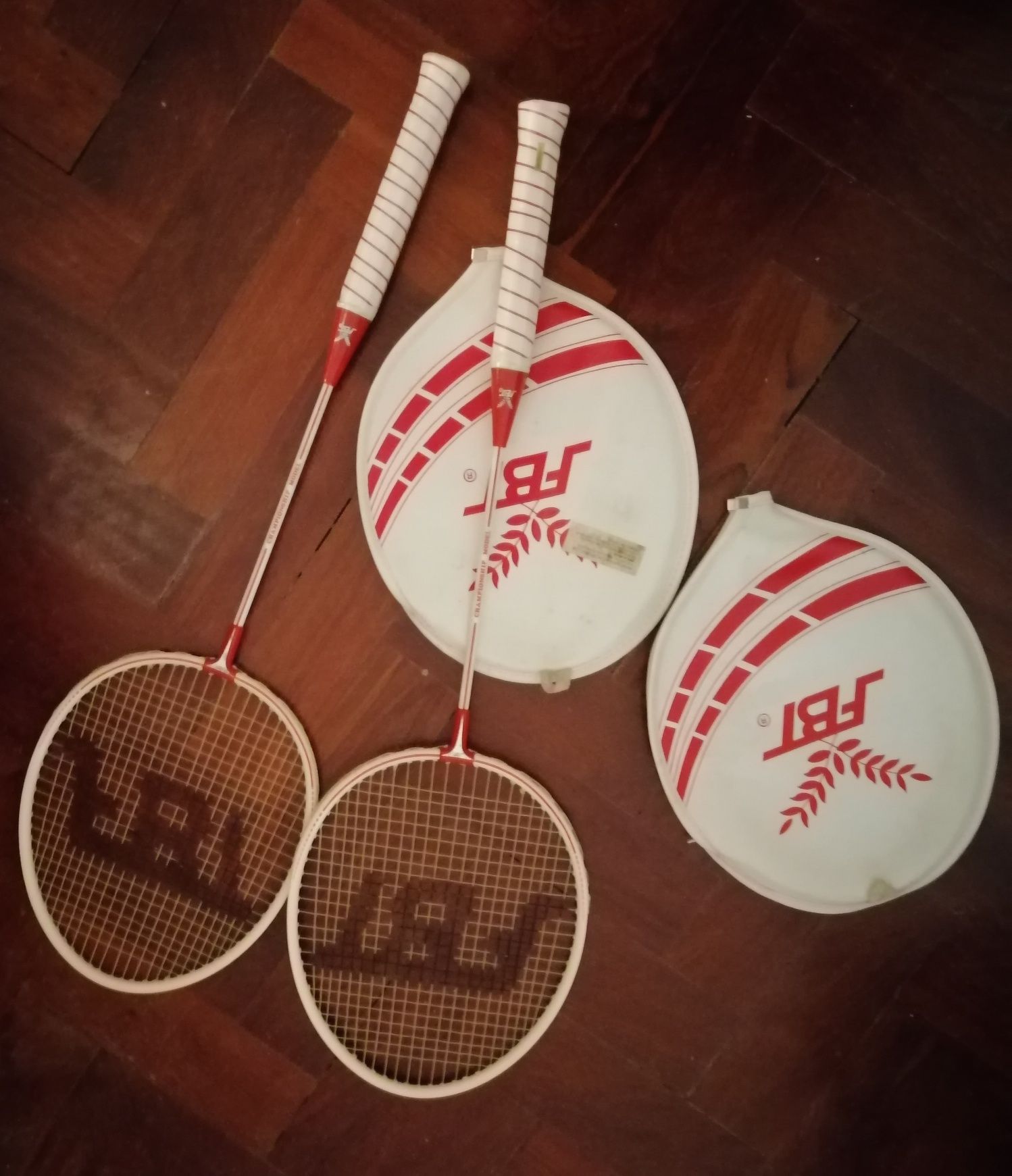 2 raquetes de badminton, marca FBT, com capas de protecção