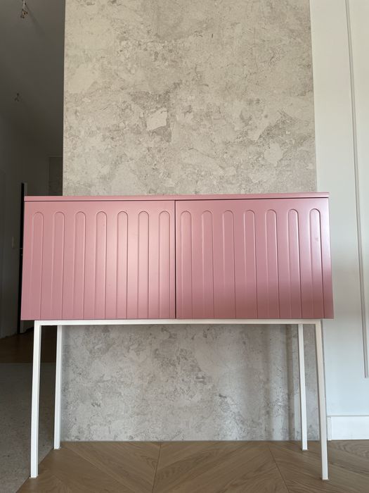 Komoda / konsola różowa z frezami