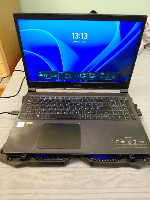 Ноутбук Acer Aspire 7 + подставка