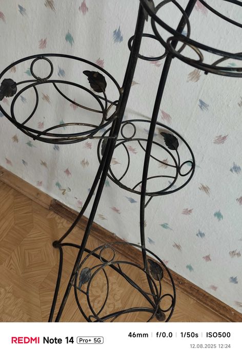 Кованная подставка для цветов и вазоны