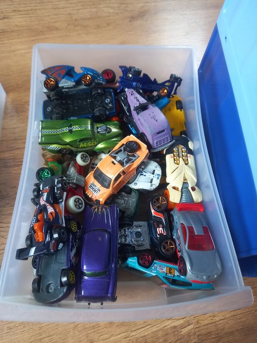 Kolekcja hot wheels samochodziki wraz z pudelkiem