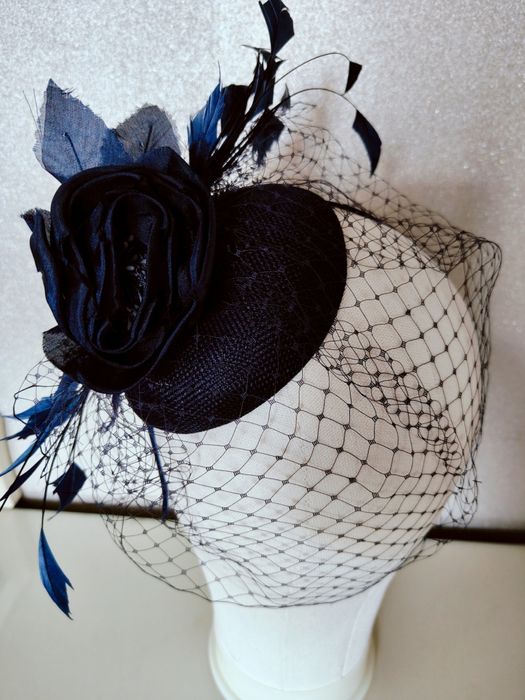 Granatowy toczek fascynator z woalką na opasce. Kwiaty z jedwabiu