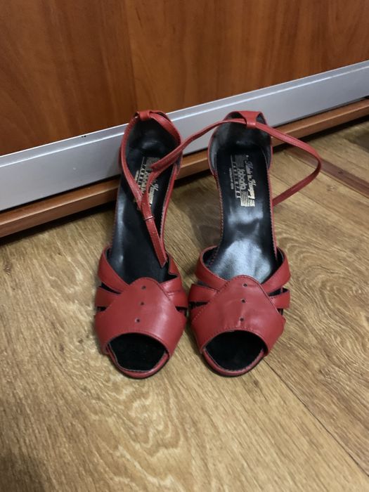 Червоні босоніжки