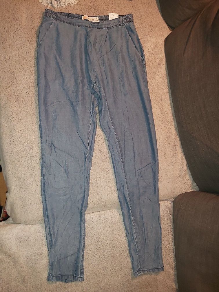 Nowe, luźne spodnie z cienkiego dżinsu r. 34