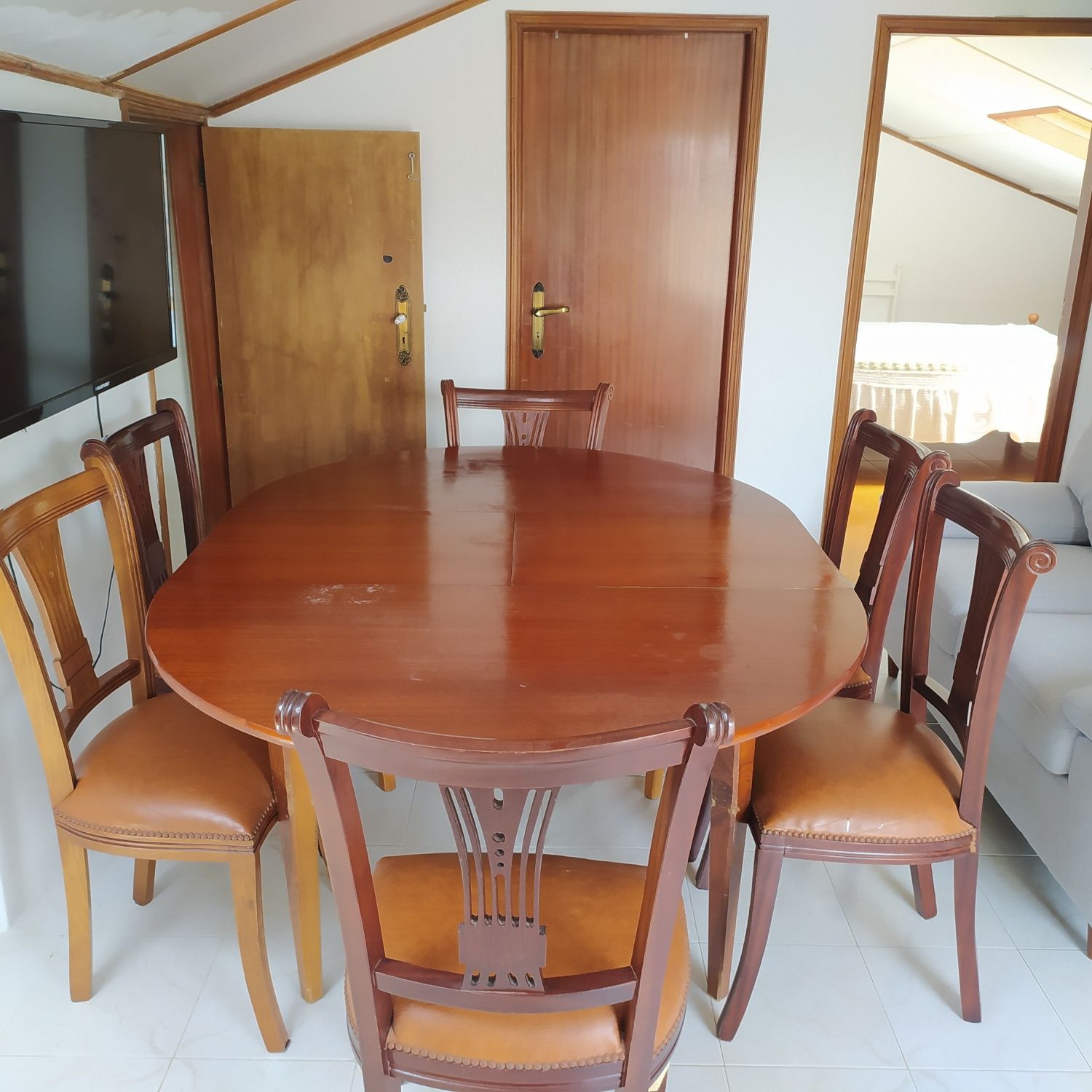 Mesa de jantar em madeira maciça com 6 cadeiras