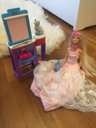 Lalka Barbie z sztalugą do malowania