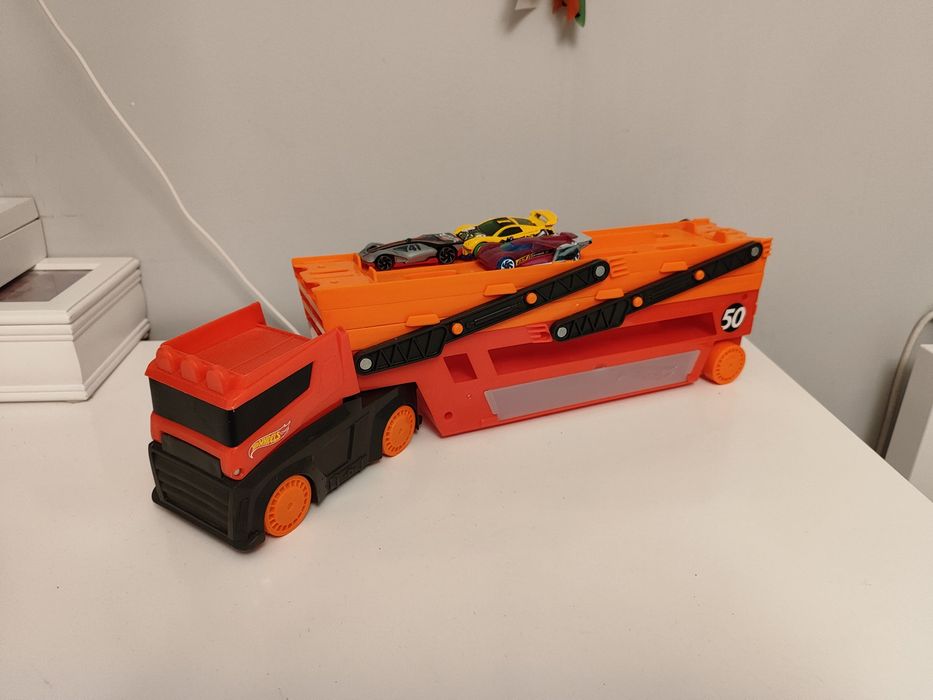 Hot Wheels Laweta na 50 Autek.