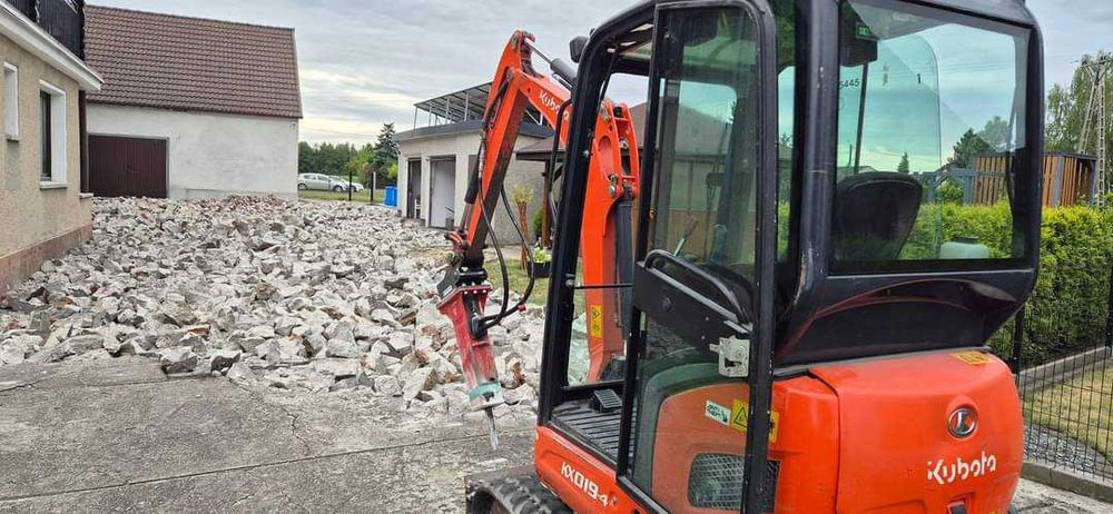 minikoparka z młotem, minikoparka z wiertnicą. RentSerwis wynajem