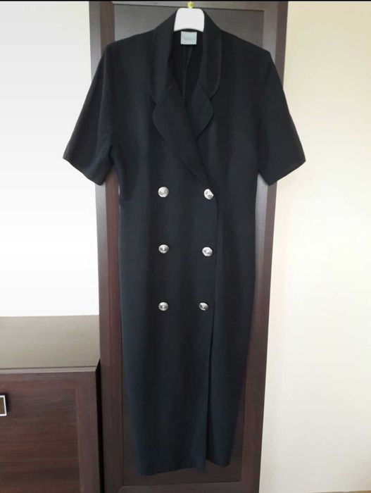 Czarna sukienka dwurzędowa retro