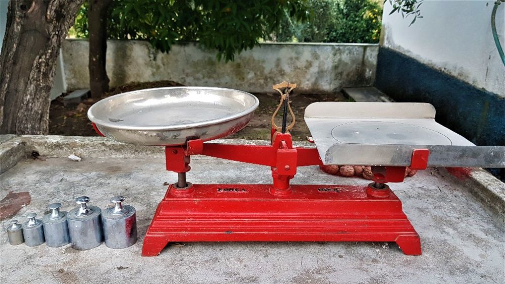 Balança antiga com pesos.