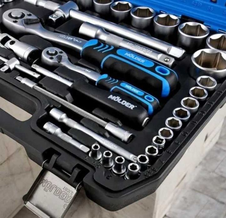 Набір інструментів дев'яносо чотири штуки в кейсі