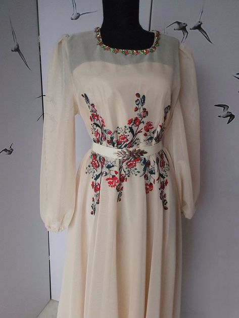 Жіноча бежева сукня з вишивкою. Нарядне довге плаття.Вишукана сукня