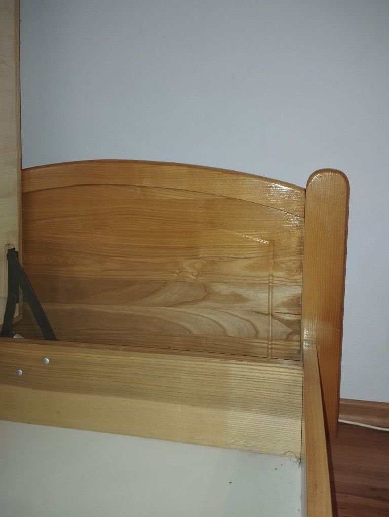 Łóżko drewniane pojedyncze