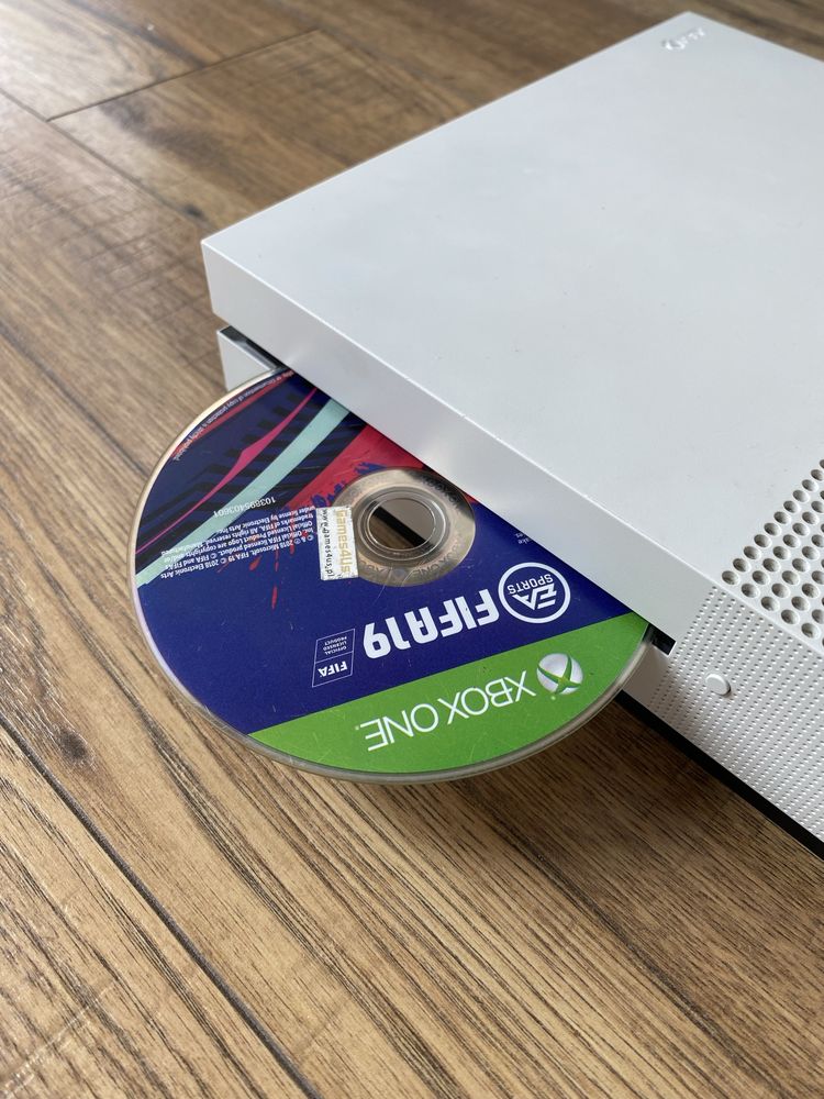 Xbox One S 365 GB + pad + FIFA 19