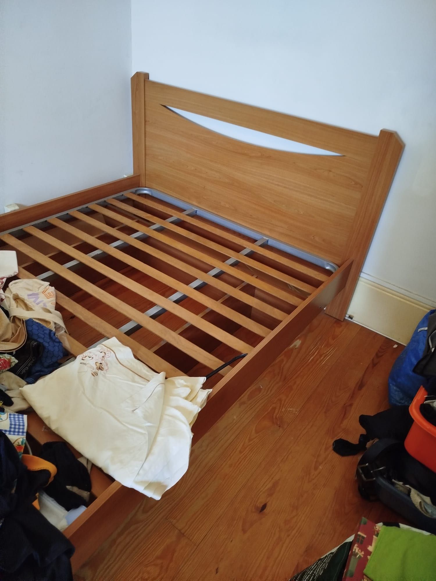 Urgente - Cama de casal 1,40x1,90m com estrado