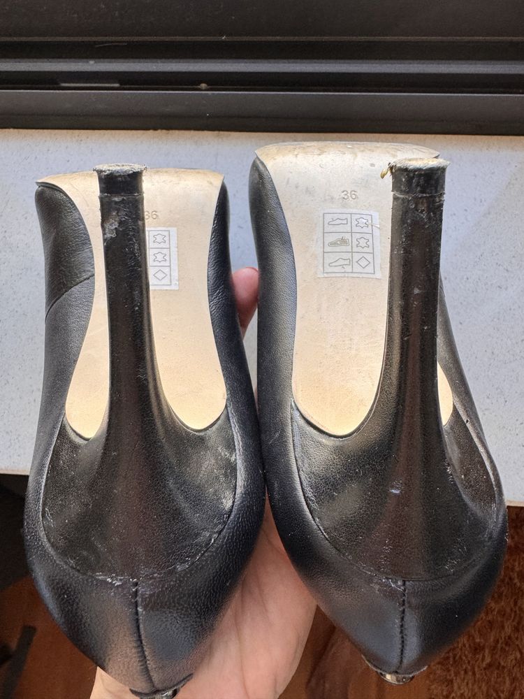 Sapatos pele preta Guess salto alto