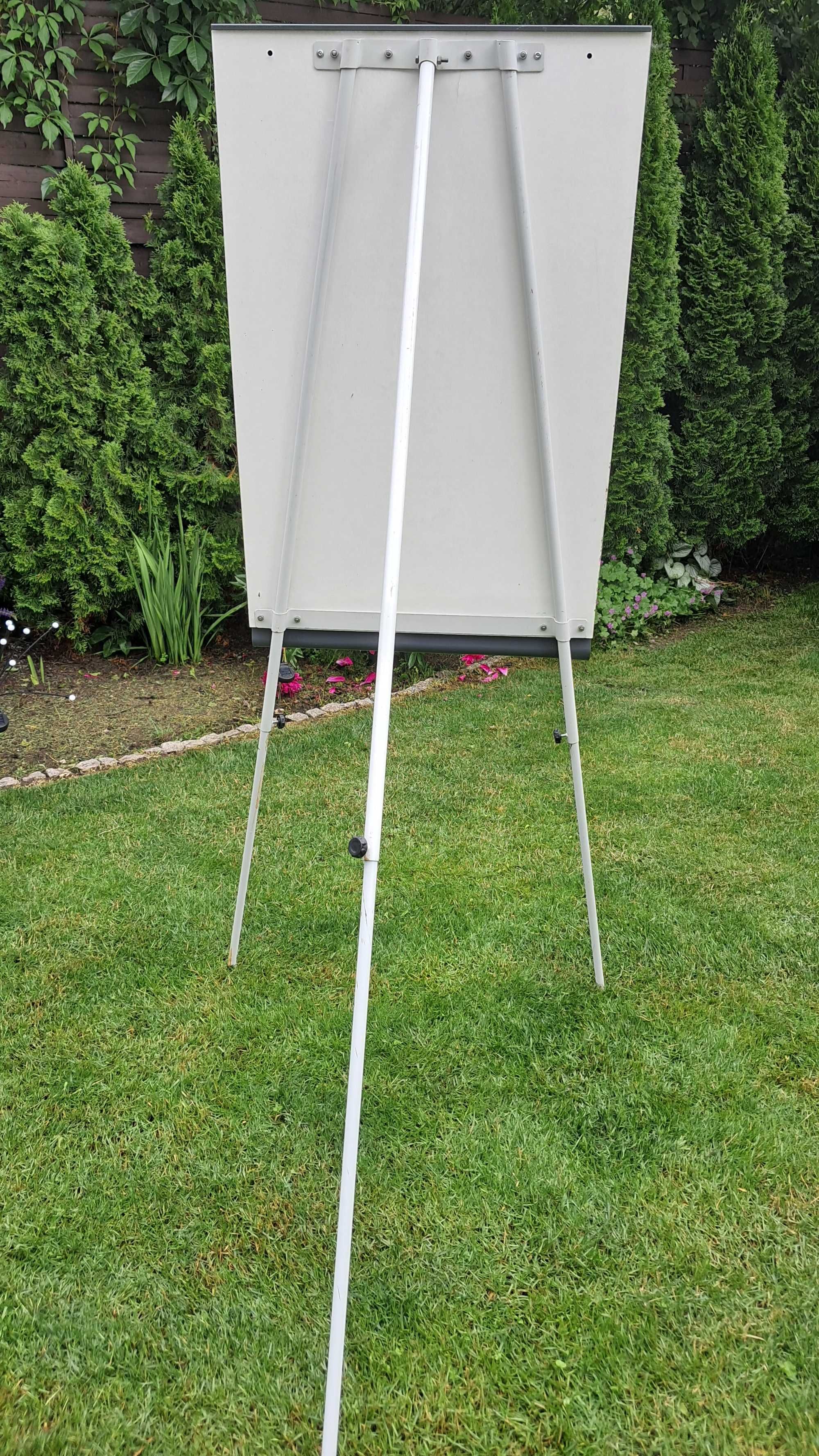 Flipchart - tablica na trójnogu, nośnik reklamy
