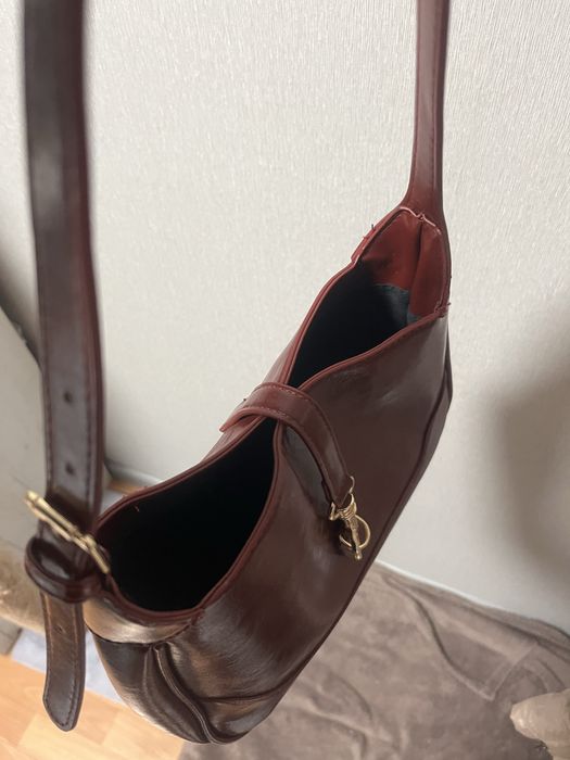 Сумка бордового кольору.